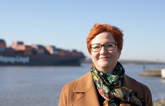 Sylvia Galke - Kanzlei für Steuern + Recht Profilfoto von Sylvia Galke bei blauem Himmel am Wasser