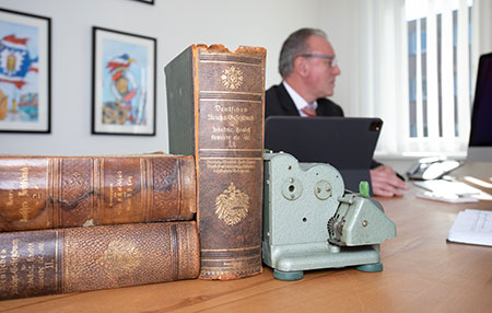 Criminal tax law Das Reichs-Gesetzbuch und eine alte Rechenmaschine auf einem Bürotisch