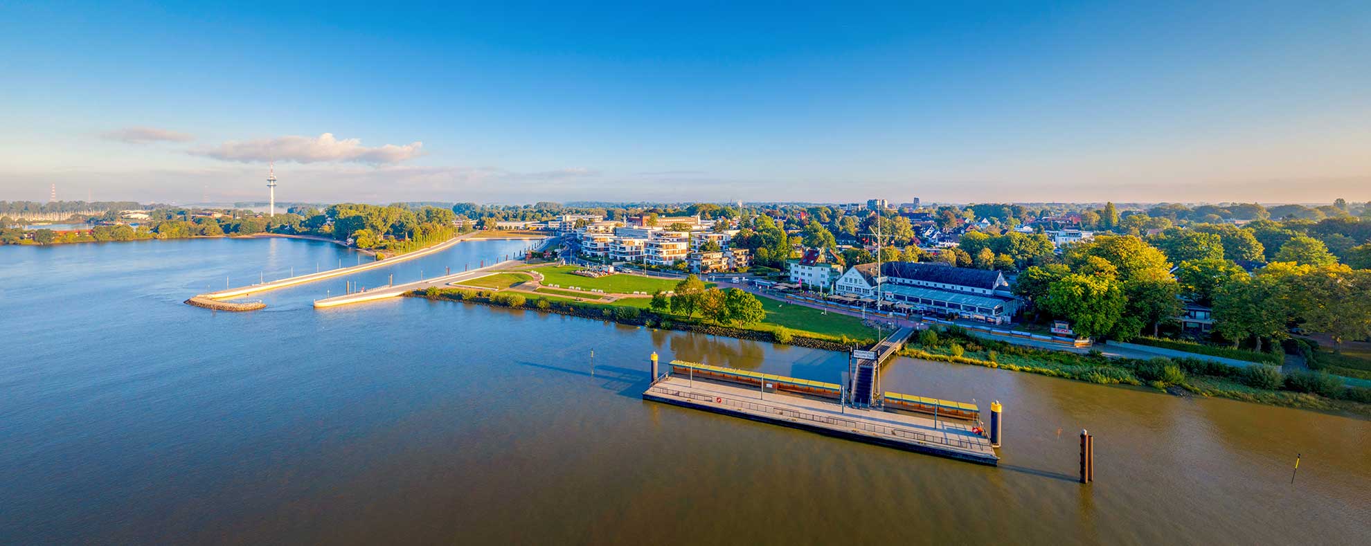 Ihre Kanzlei für <br>Steuern + Recht in Wedel vor Hamburg Fähren-Anlegestelle von Wedel